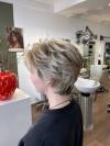 Kurzhaarschnitt mit Highlights im Friseursalon Kerschl